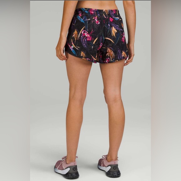 Lululemon Hotty Hot Low-Rise Lined Short 4” Size 6 - Picture 3 of 13